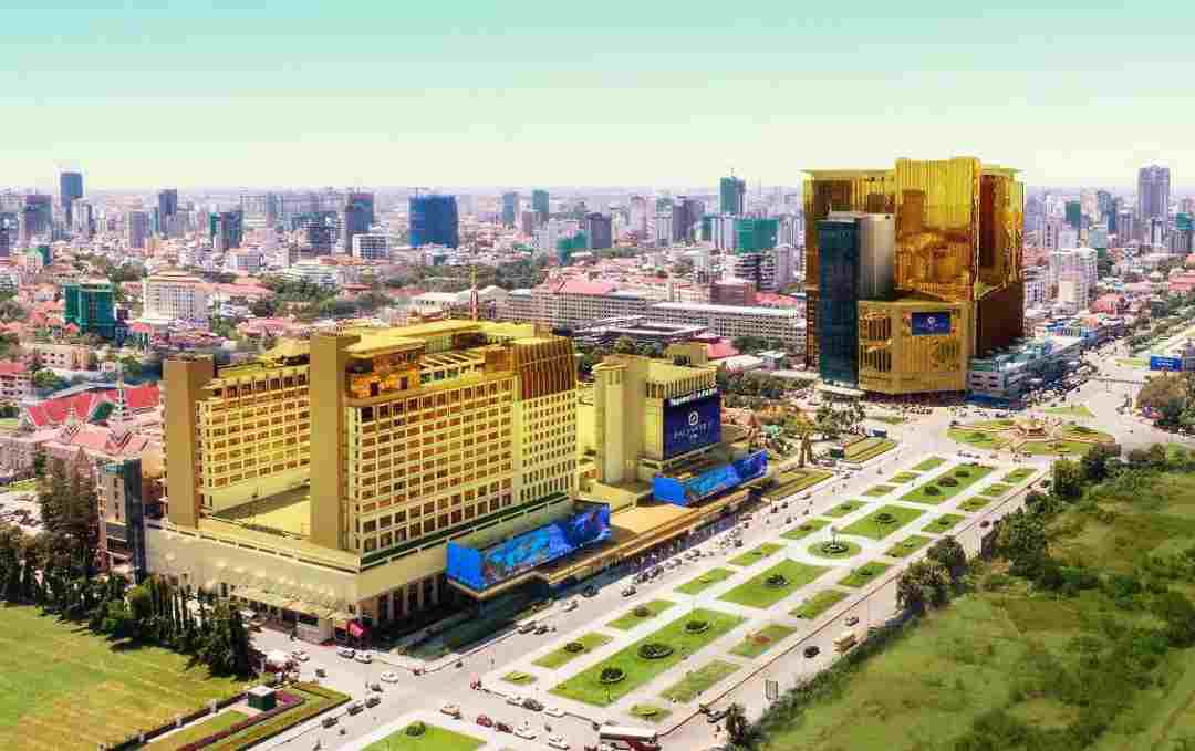 Naga được khởi công xây dựng tại ngã ba trung tâm Phnom Penh